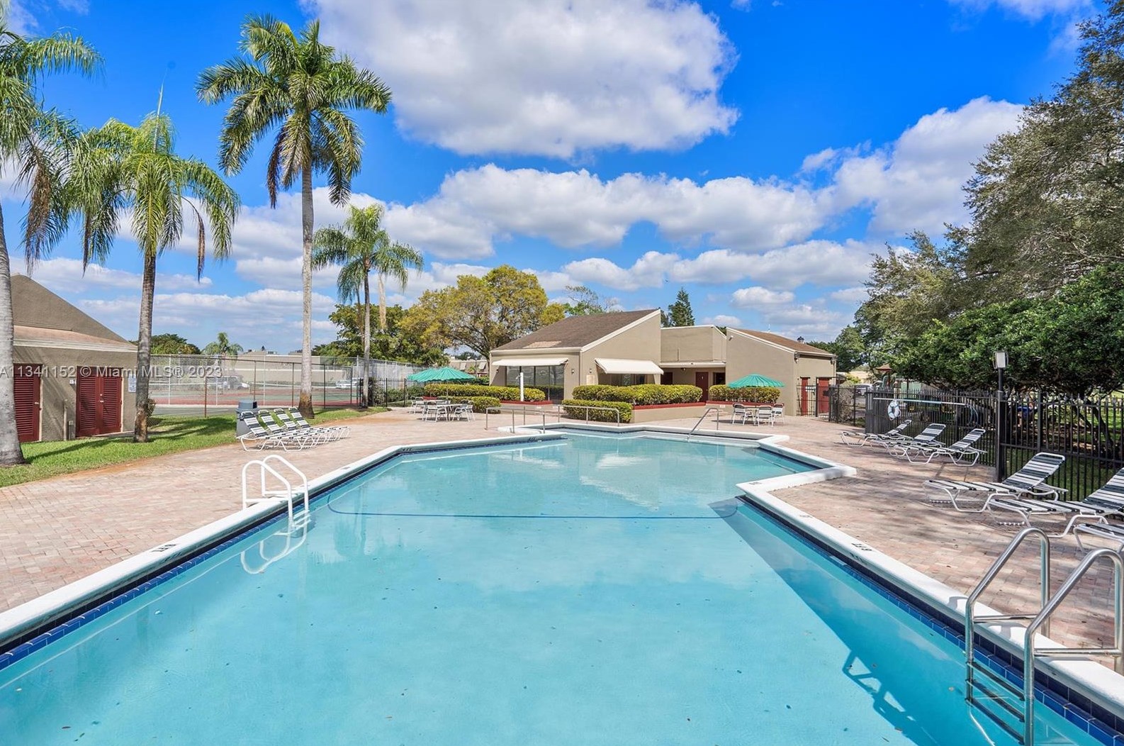 1471 Fairway Rd, Hollywood FL 33026-3039 exterior