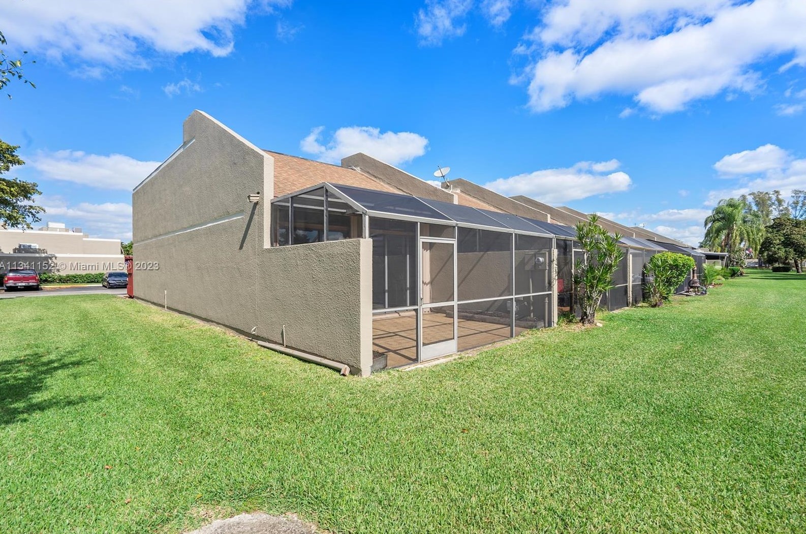 1471 Fairway Rd, Hollywood FL 33026-3039 exterior