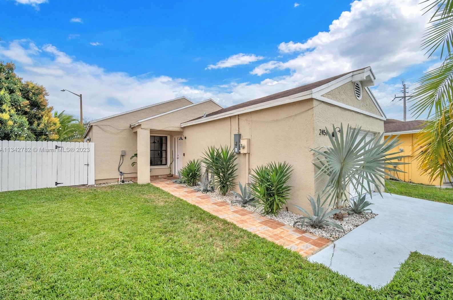 2451 85th Ter, Hollywood FL  33025-2119 exterior