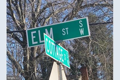202 Elm Street SW - Photo 1