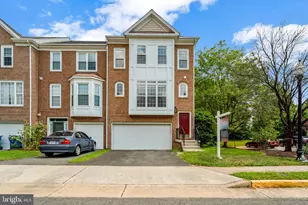 25206 Dunvegan Square, Chantilly, VA 20152 - Photo 1