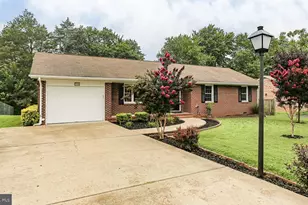 305 Sycamore Dr, Fredericksburg, VA 22408 - Photo 1