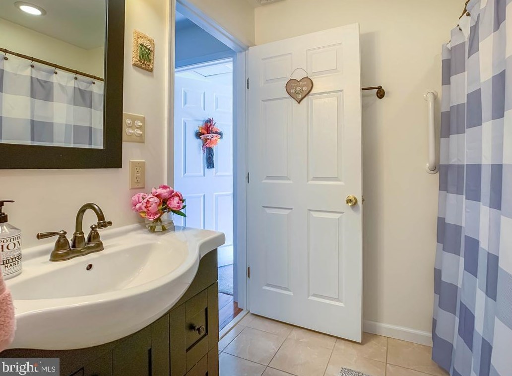 30 Sugarmaple Ln, Levittown PA 19055-2005 exterior