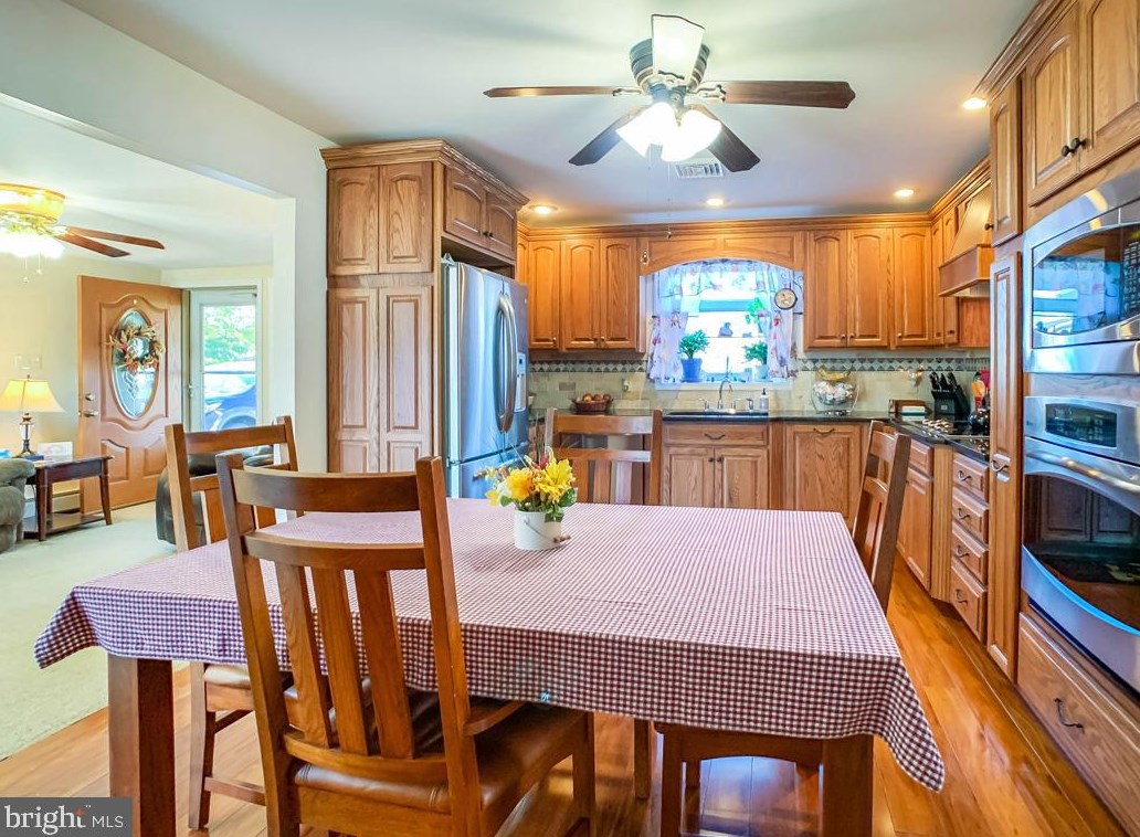 30 Sugarmaple Ln, Levittown PA 19055-2005 exterior