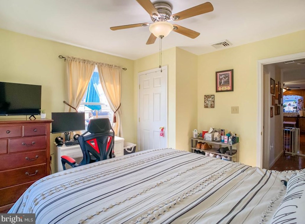 30 Sugarmaple Ln, Levittown PA 19055-2005 exterior