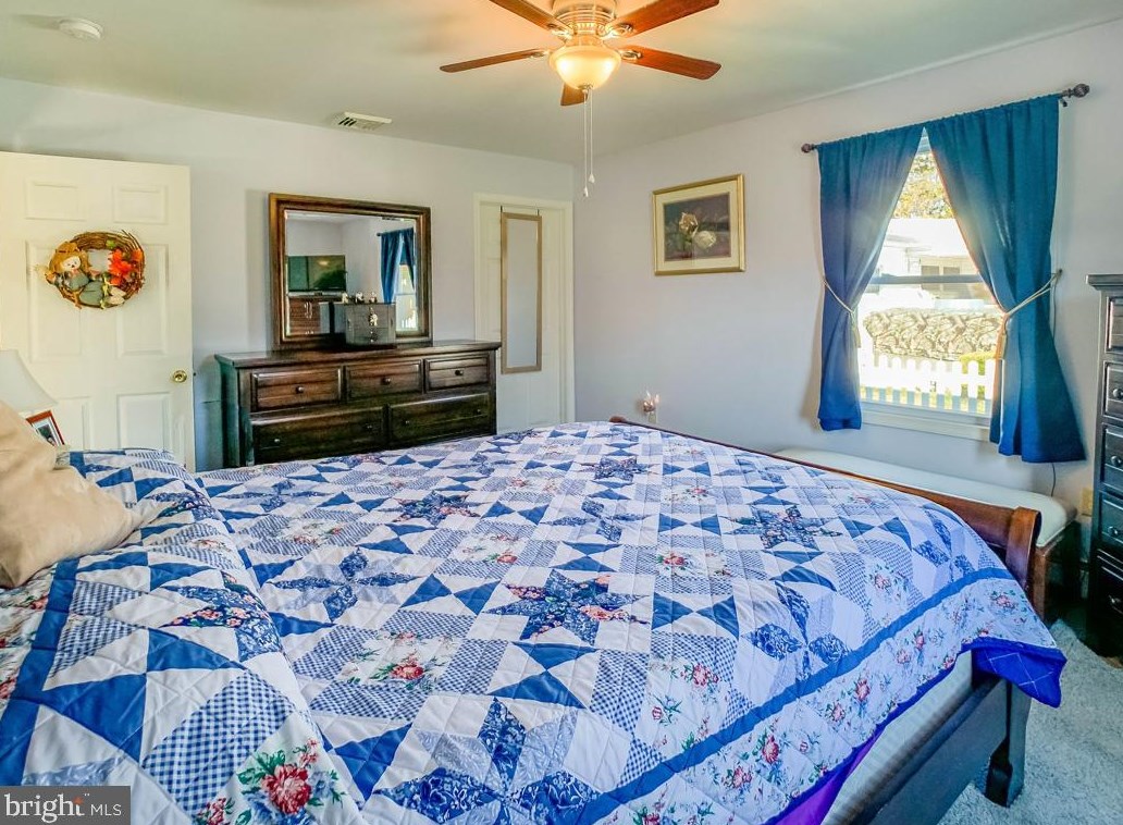 30 Sugarmaple Ln, Levittown PA 19055-2005 exterior