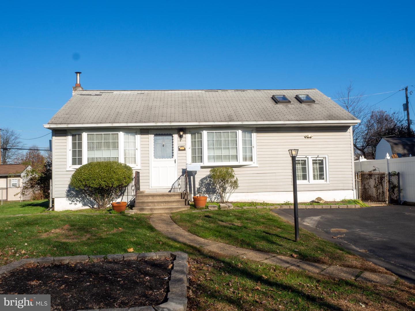 17 Green Lynne Dr, Levittown, PA 19057 MLS PABU2040014 Coldwell Banker