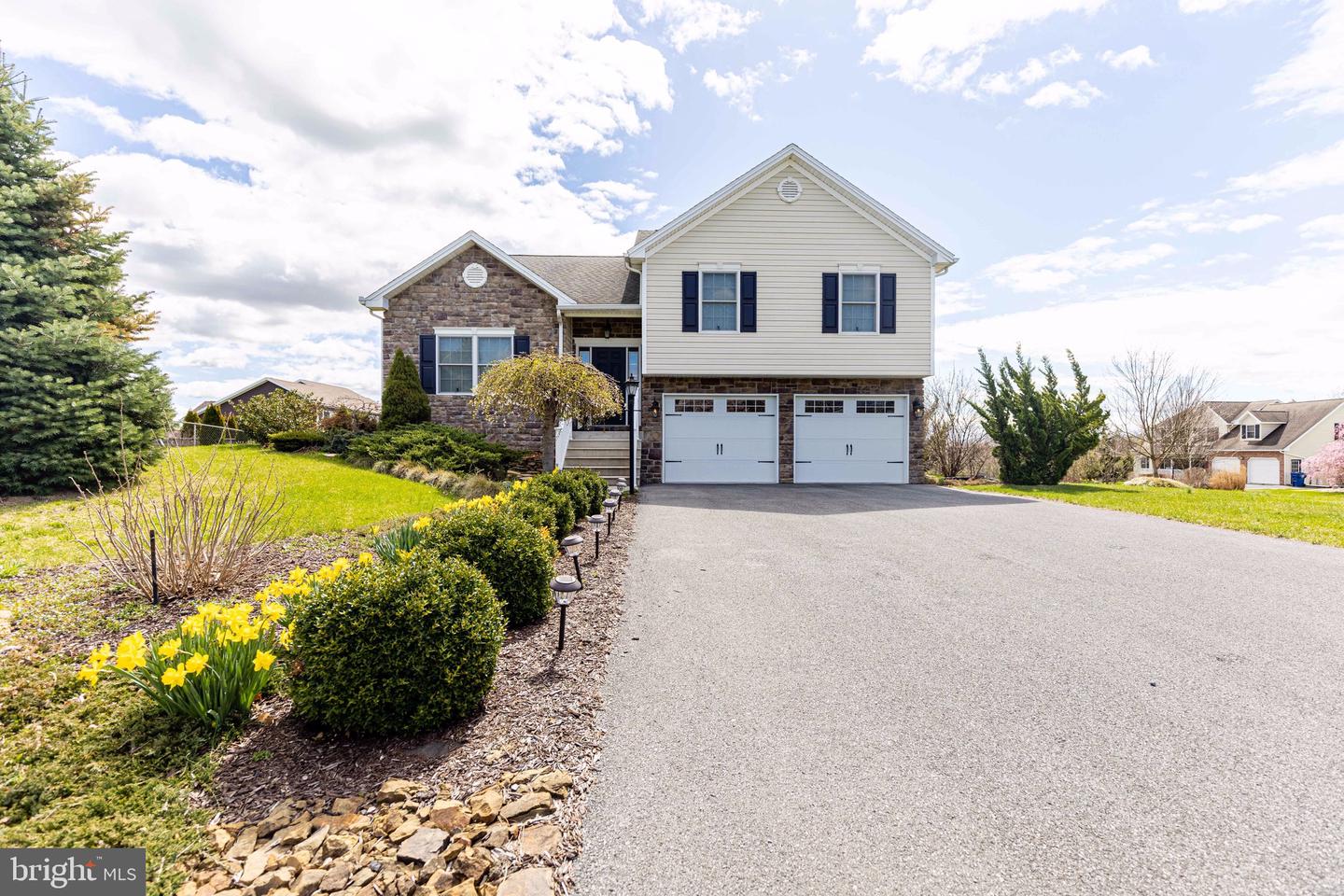 1562 Vaughn Dr, Chambersburg, PA 17202 MLS PAFL2006606 Coldwell Banker