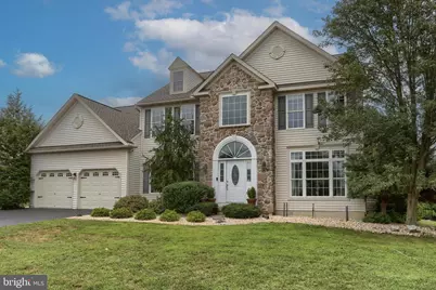 512 Sweetwater Dr, Palmyra, PA 17078 - Photo 1