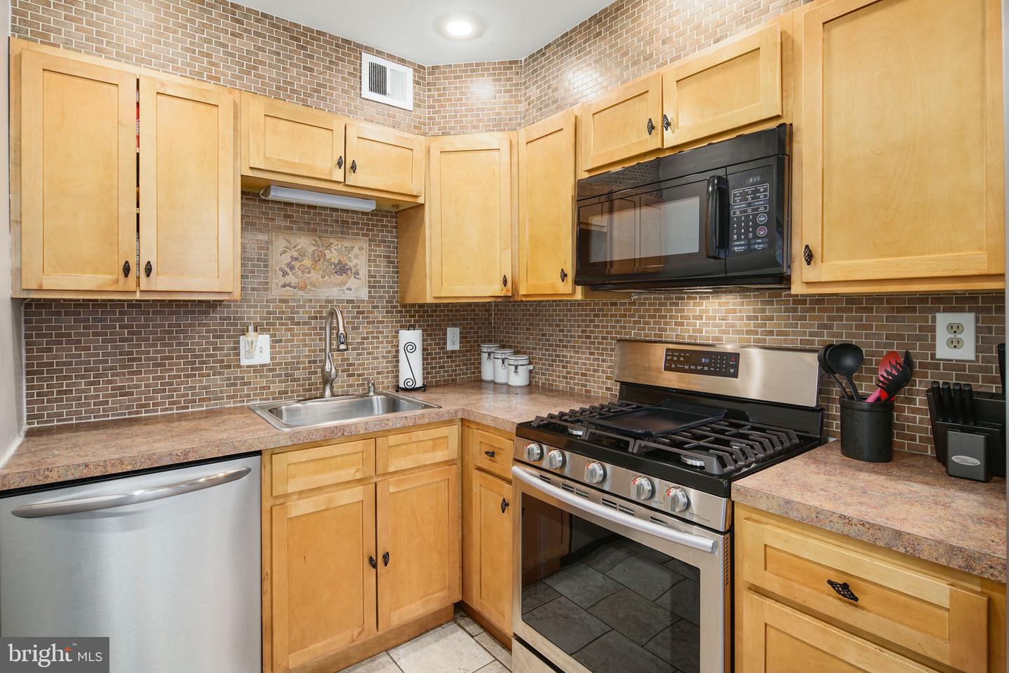 174 E Walnut Park Dr, Philadelphia, PA 19120 - MLS PAPH2052798 ...