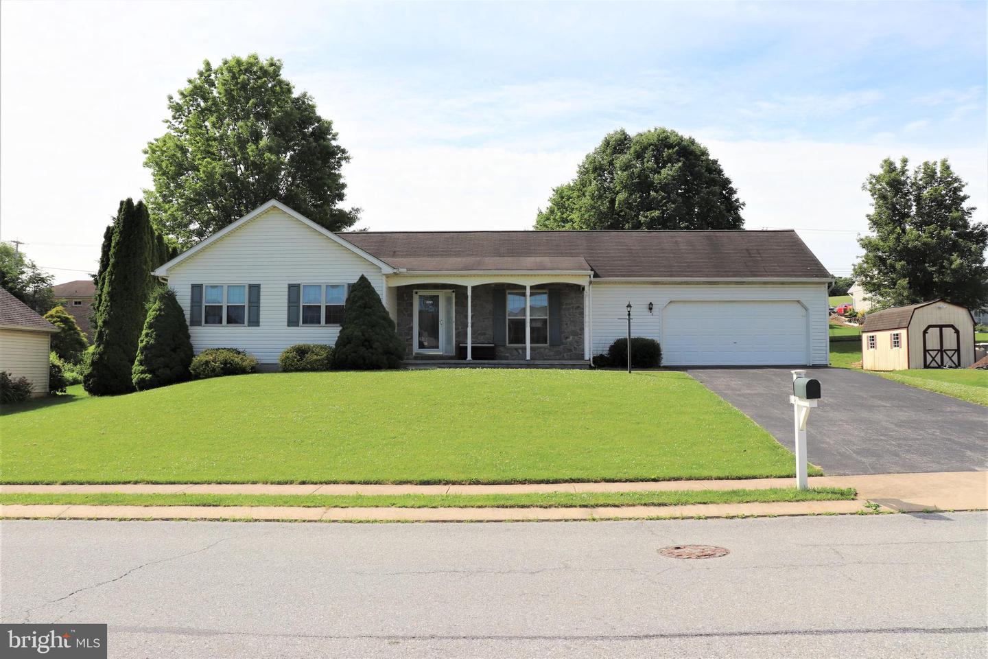 4 Parkview Dr, Seven Valleys, PA 17360 MLS PAYK2023698 Coldwell Banker