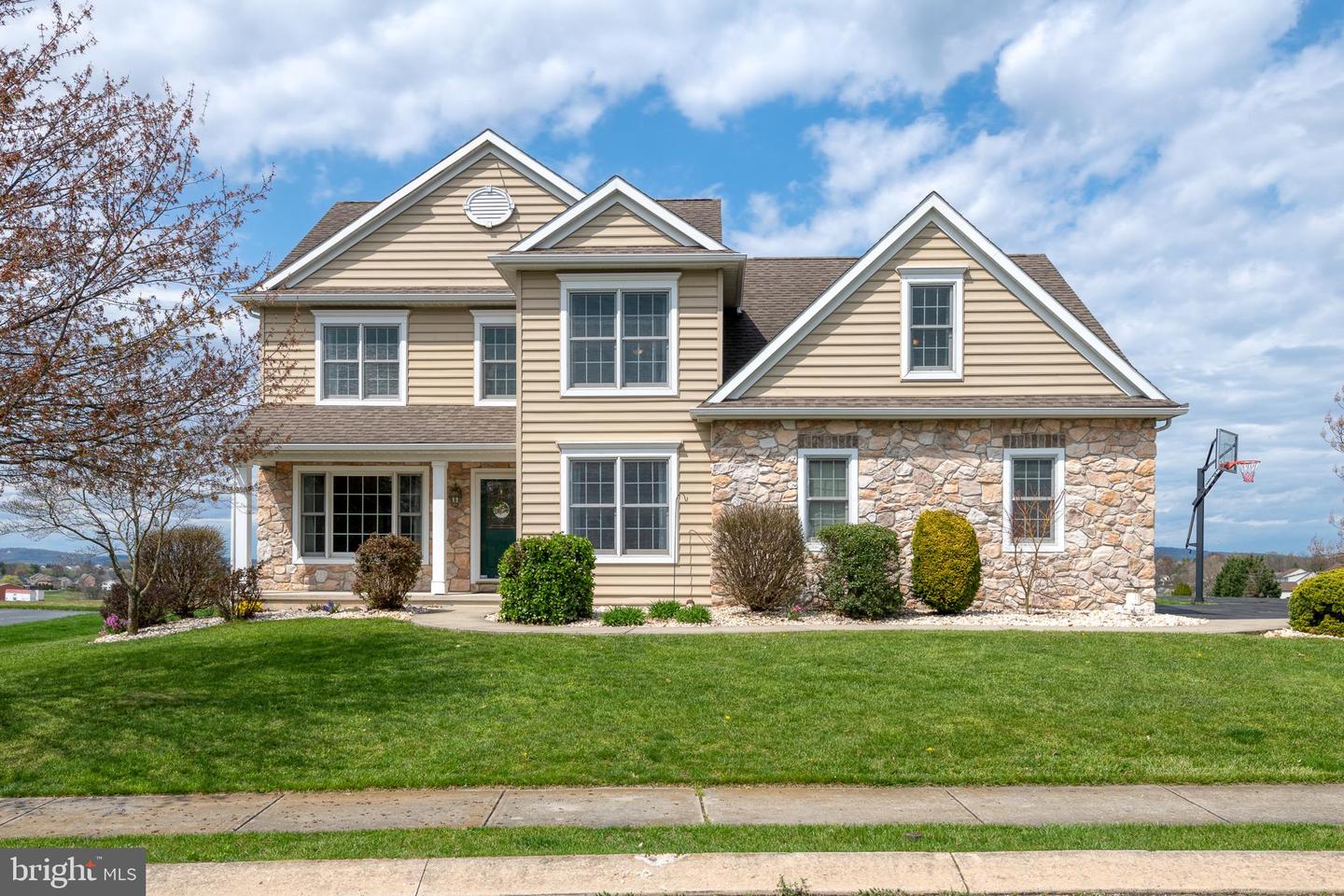 1335 Sterling Dr, York, PA 17404 MLS PAYK2038944 Coldwell Banker