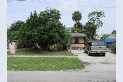 811 NW 34th Ave - Photo 1