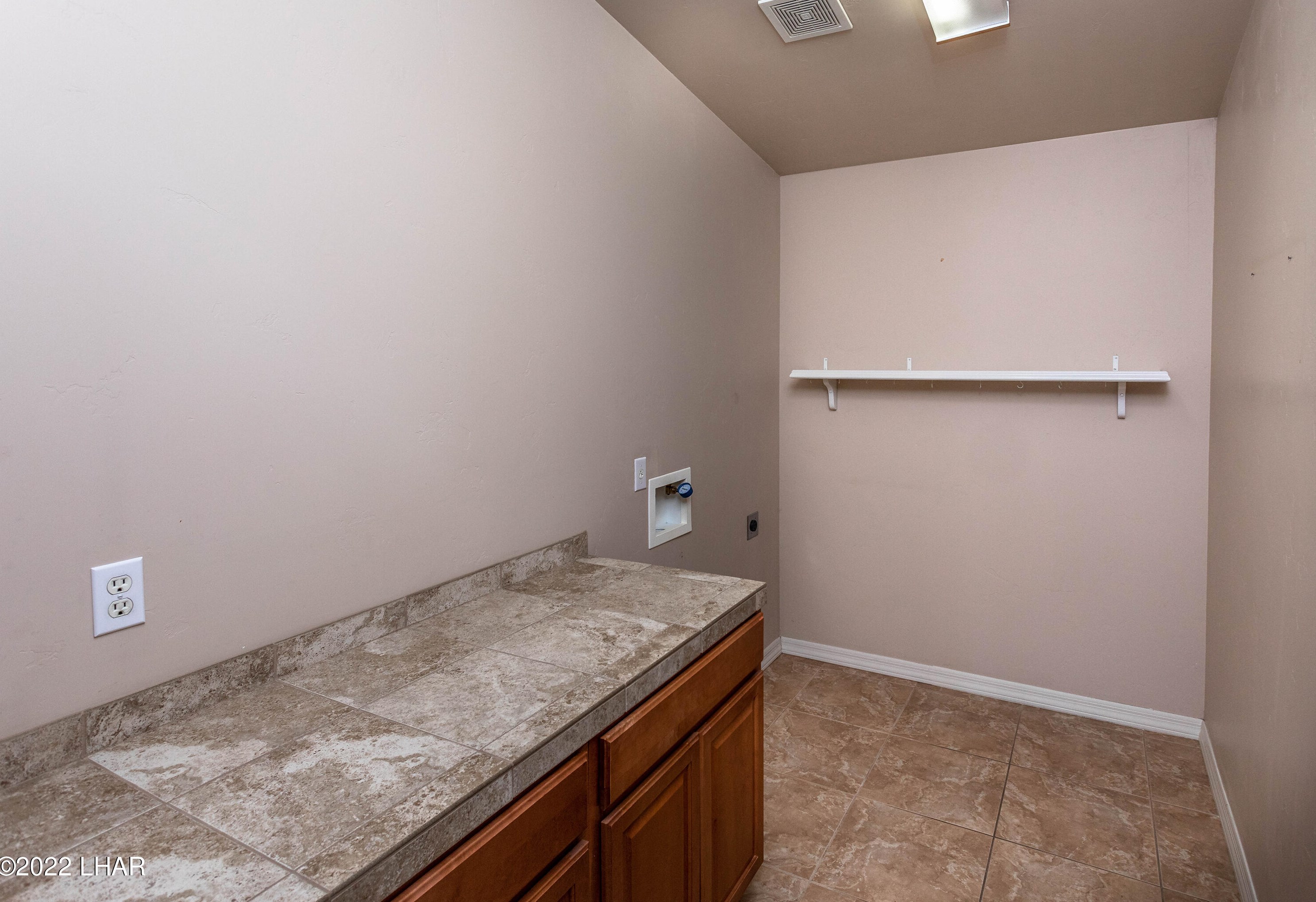 879 Window Rock Plz, Lake Havasu City AZ  86406-7374 exterior