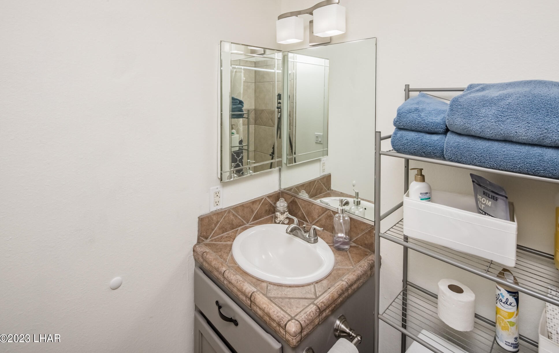 2400 Tigertail Dr, Lake Havasu City AZ  86403-4975 exterior